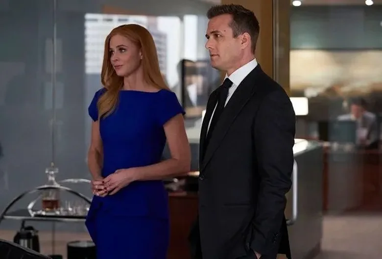 Sarah Rafferty and Gabriel Macht as Donna and Harvey