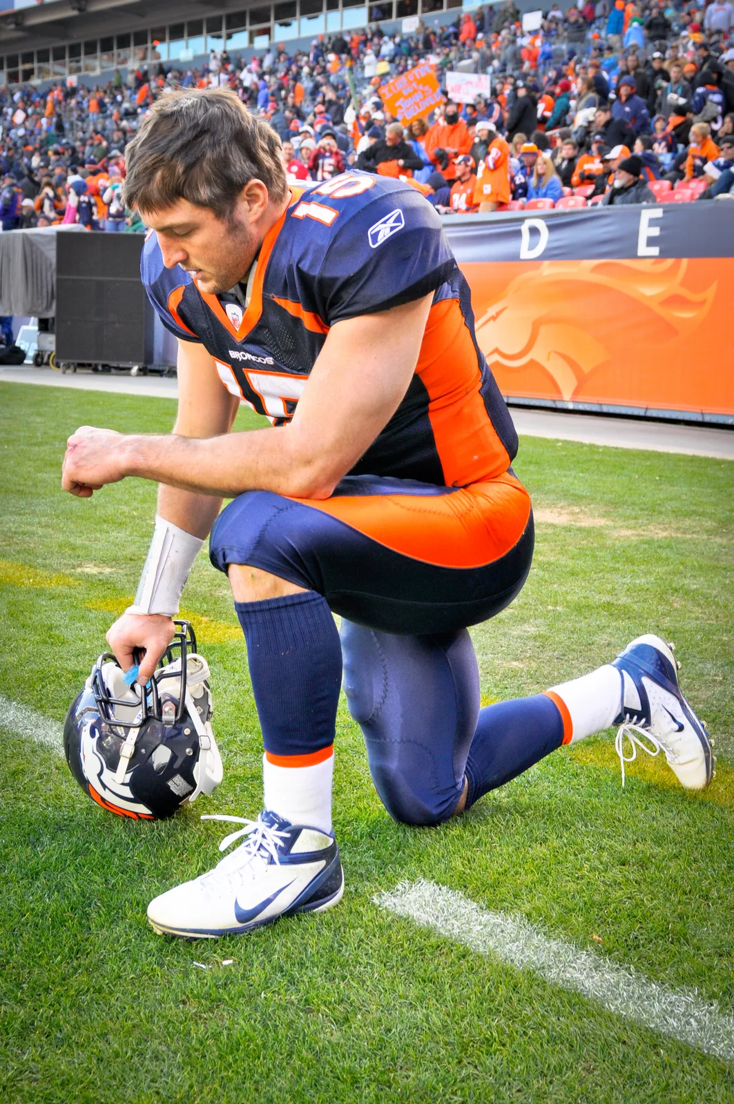 Tim Tebow kneeling on January 1, 2012, before the second half against Kansas City; CC BY-SA 3.0.