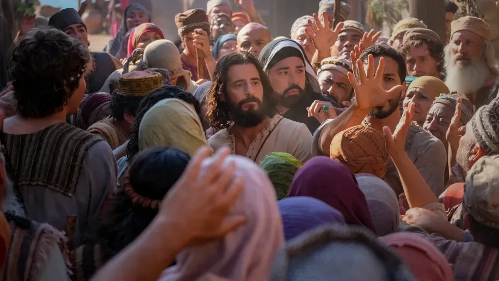 Jonathan Roumie as Jesus among a crowd in The Chosen