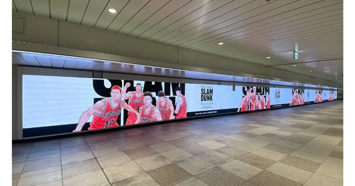 「THE FIRST SLAM DUNK」、映画の公開にあわせて新宿駅の巨大サイネージをジャック｜SPACE MEDIA｜全国のOOHメディアと最新OOHニュースの総合情報サイト