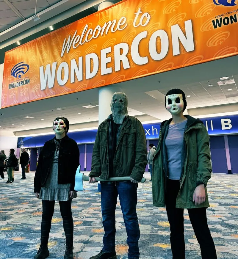 [หนัง Man & หนังหุ้มปลาย] “The Strangers: Chapter 1 บุกงาน WonderCon 2024 ที่แคลิฟอร์เนีย นำทีมโดยผู้กำกับ "Renny Harlin" พร้อมด้วย "Madelaine Petsch" กับ "Froy Gutierrez" 2 นักแสดงนำและ 3…