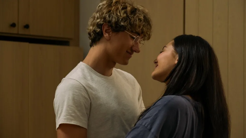 Belly (Lola Tung), Jeremiah (Gavin Casalegno). Photo: Erika Doss © AMAZON CONTENT SERVICES LLC