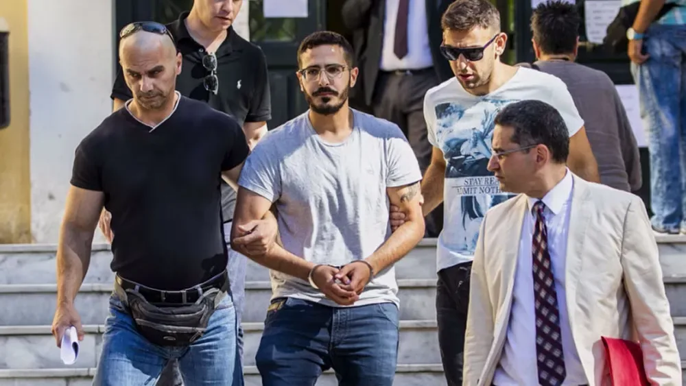 Simon Leviev walking with bodyguards