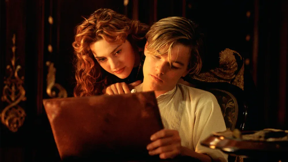 Kate Winslet and Leonardo DiCaprio as Rose and Jack with the sketchbook