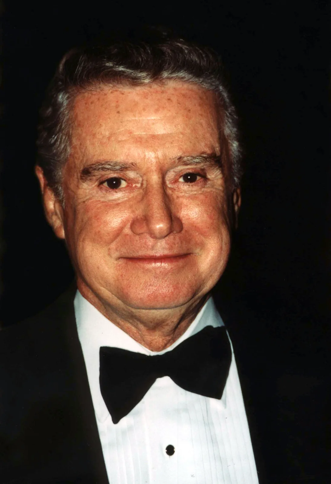 Regis Philbin at the 2000 White House Correspondents Dinner; CC BY-SA 2.0.