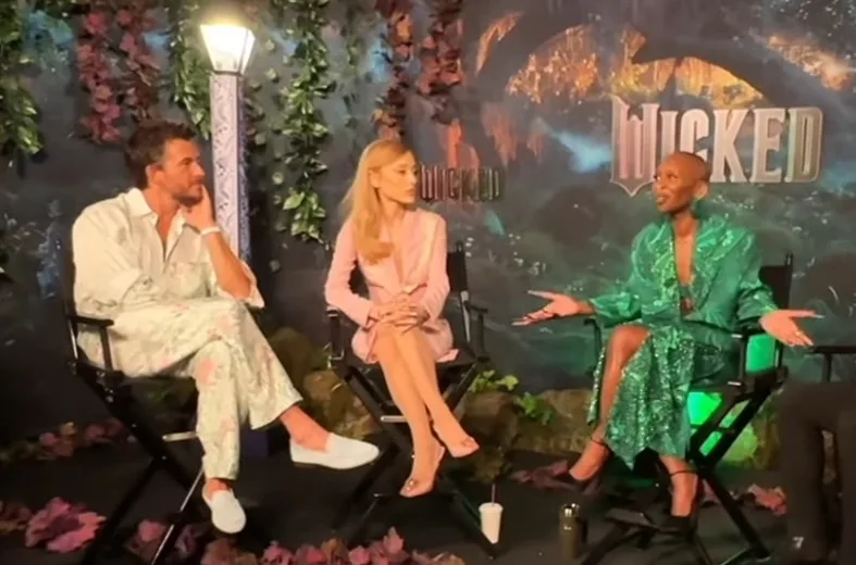 Jonathan Bailey, Ariana Grande and Cynthia Erivo in an interview before the Mexico City premiere; CC BY 3.0.