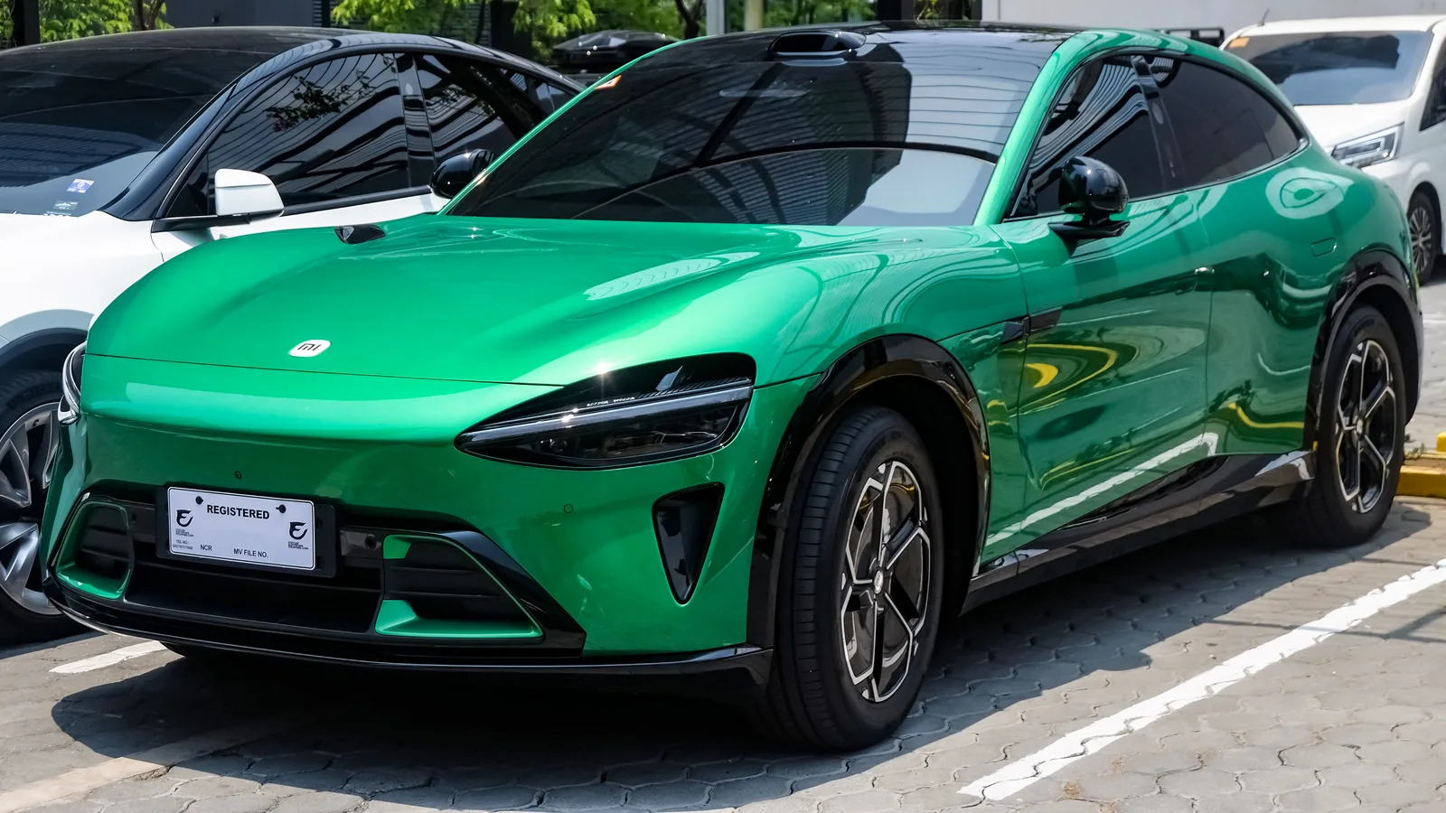 Emerald Green Metallic Xiaomi YU7 BEV crossover SUV