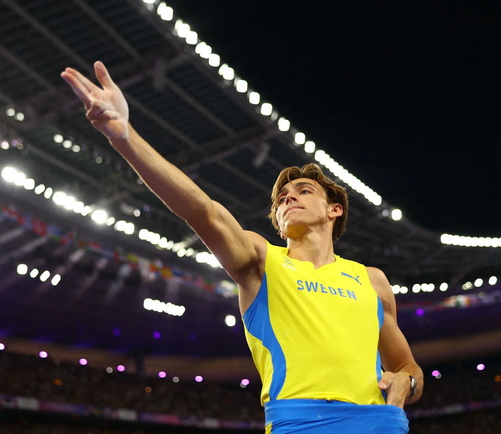 Armand Duplantis copies the Dikeç pose