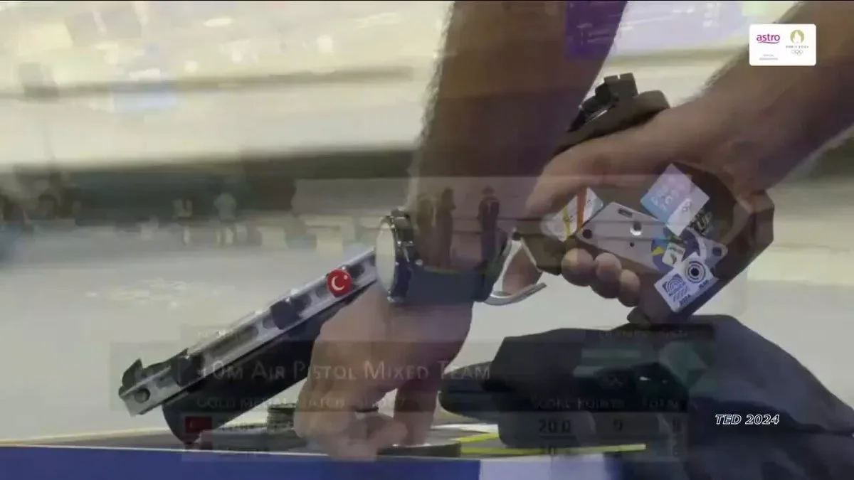 Close-up of Dikeç's pistol hand