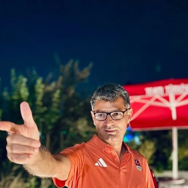 Turkey's sports minister copies the pose
