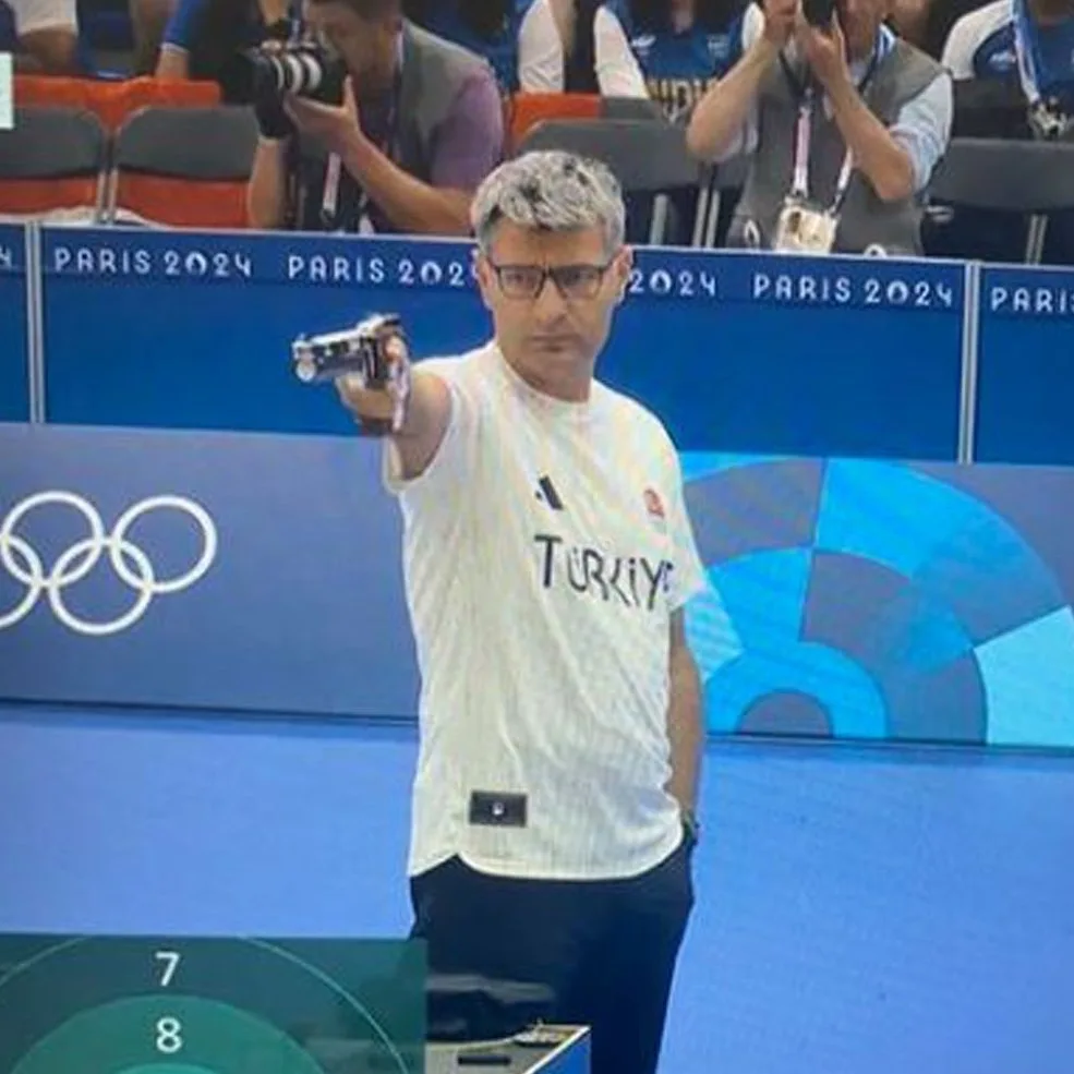 Yusuf Dikeç shooting at Paris 2024, hand in pocket