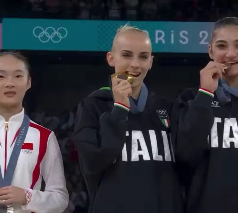 this is so cute ☺️ chinese gymnast imitating italian tradition to jokingly bite your medal to appreciate its value hahahaha
