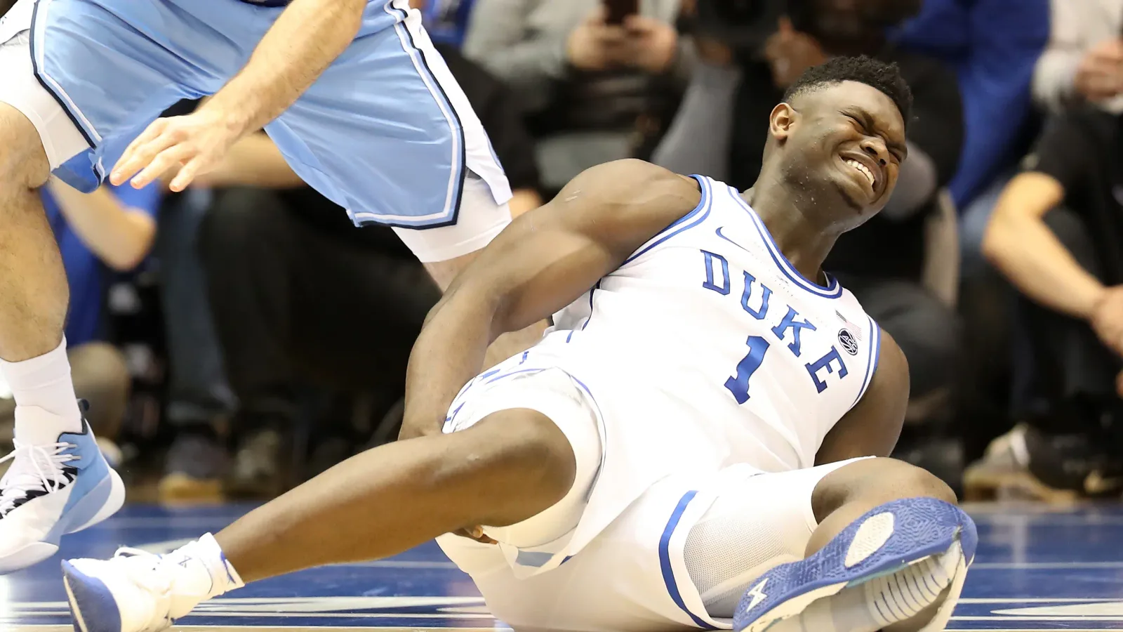 Zion Williamson falls as his Nike shoe splits, Duke vs North Carolina, 2019