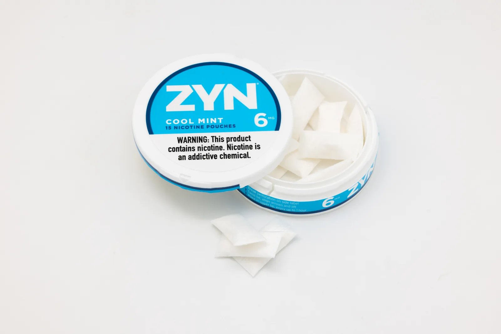 A Cool Mint ZYN U.S. can and pouches photographed in June 2023; CC BY-SA 4.0.